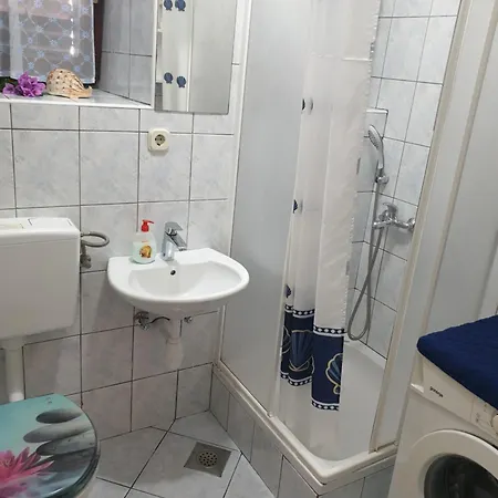 - Riva Centrum Apartment Supetar
